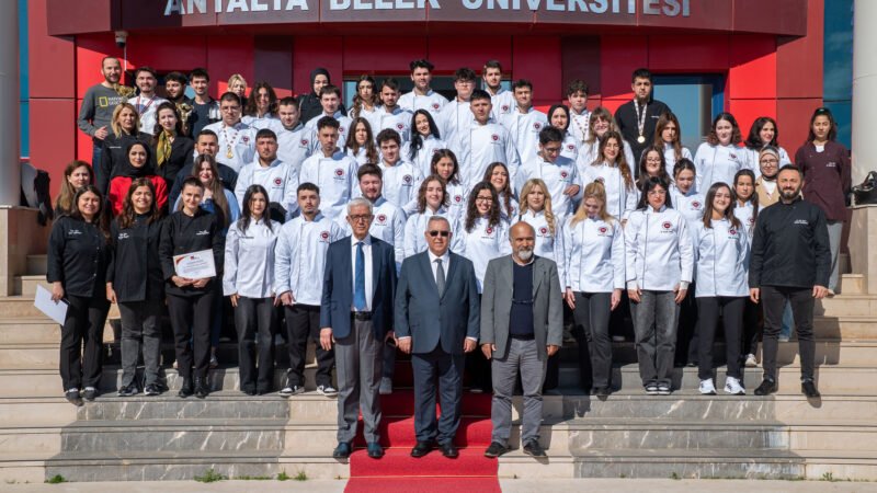 Antalya Belek Üniversitesi Gastronomi ve Mutfak Sanatları Bölümü ile Aşçılık Programı birinci sınıf öğrencileri için düzenlenen Ceket Giyme Töreni, akademisyenler ve ailelerin katılımıyla gerçekleşti.