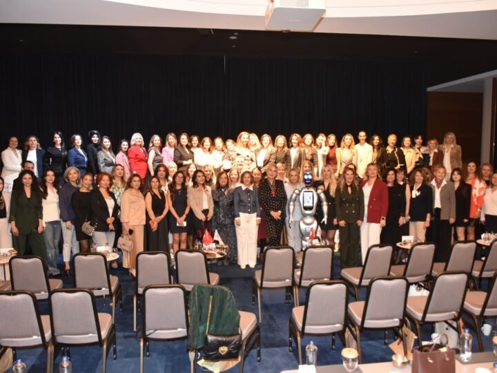 ANTALYA GÜNE KADININ GÜCÜYLE BAŞLADI: ANTİKAD’DAN AKRA’DA DEV PANEL!