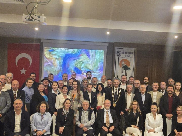 SKÅL Antalya Kulübü’nün geleneksel Aylık öğlen yemekli toplantısı, 15 Nisan 2026 tarihindeASKA Lara Resort & Spa Otel’de yoğun katılımla gerçekleştirildi