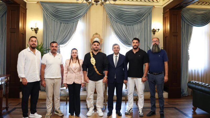 Başpehlivan Erkan Taş’tan Vali Şahin’e ziyaret