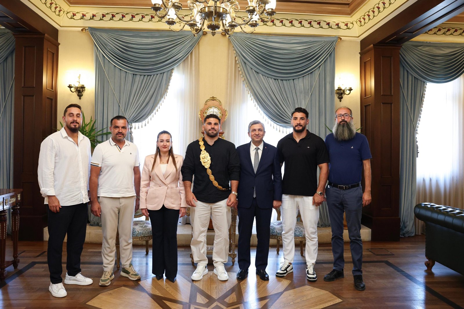 Başpehlivan Erkan Taş’tan Vali Şahin’e ziyaret